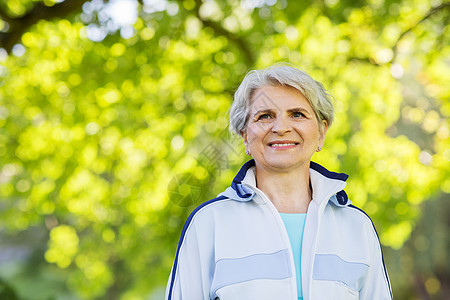 健身,运动健康的生活方式微笑运动老年女子夏季公园微笑的运动高级女人夏季公园图片