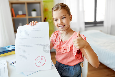 孩子,教育学理念学生女孩学校考试中成绩良好,家里竖大拇指学生女孩家里考试成绩很好图片