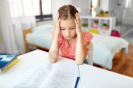 孩子,教育学理念悲伤的学生女孩带着笔记本家悲伤的学生女孩家带笔记本背景图片