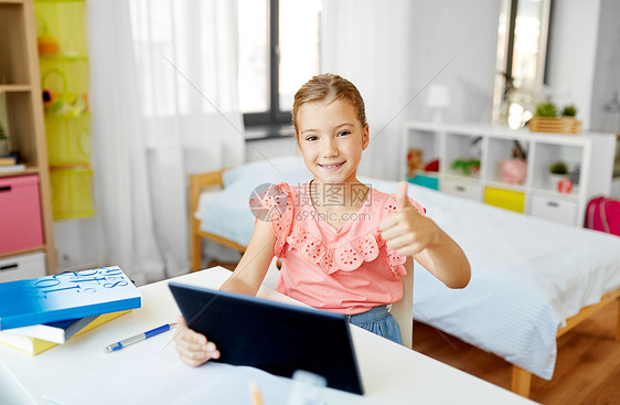孩子,教育技术的快乐的学生女孩家里用平板电脑,竖大拇指平板电脑的女孩,家里竖大拇指图片
