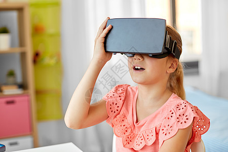 技术,增强现实娱乐活动女孩与虚拟耳机虚拟现实眼镜家里玩家里戴着VR眼镜的女孩图片