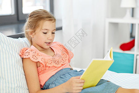 人,童休闲的快乐的小女孩家看书快乐的小女孩家看书图片