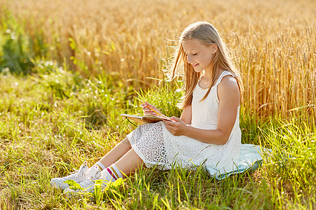 乡村,文学休闲的微笑的轻女孩穿着白色的衣服写日记谷物田夏天微笑的女孩谷物地里写日记背景图片