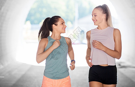 健身,运动健康的生活方式微笑的轻妇女女朋友户外跑步轻女女朋友户外跑步图片
