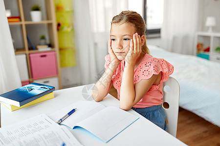 孩子,教育学理念悲伤的学生女孩带着笔记本家悲伤的学生女孩家带笔记本图片