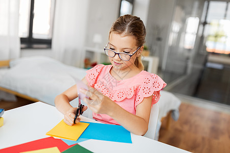童,创造力爱好创意女孩家里用剪刀剪彩色纸女孩家用剪刀剪彩色纸图片
