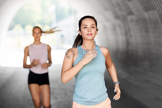 健身,运动健康的生活方式轻妇女女朋友户外跑步轻女女朋友户外跑步图片