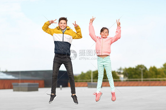 童,快乐趣的快乐的孩子兄弟姐妹跳上屋顶,表现出平的姿态快乐的孩子们跳上屋顶,表现出平图片