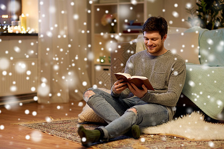 诞节,潮格人们的快乐的轻人家里下雪看书快乐的轻人家看书图片