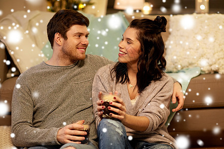 诞节,休闲人们的快乐的夫妇喝咖啡,家里吃雪快乐的夫妇家喝咖啡吃饭图片