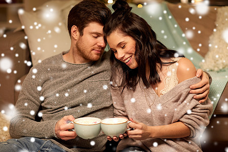 海奇,诞节人们的快乐的夫妇喝热巧克力与棉花糖家里下雪快乐的诞节喝热巧克力图片