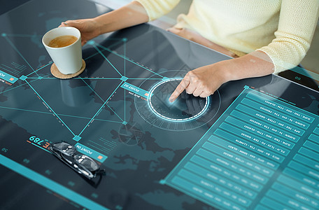 技术人的妇女用互动板与虚拟数据l喝咖啡妇女用交互式板与数据图片