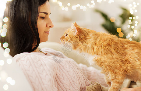 宠物,潮格人的女主与红色塔比猫床上家把主人红猫关家里的床上图片