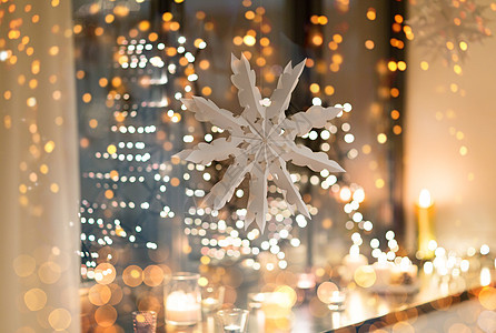 诞节假日纸雪花装饰挂花环灯蜡烛夜间窗口挂窗户上的纸雪花装饰图片