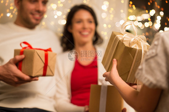 节日,家庭庆祝快乐的母亲,父亲小女儿家里诞礼物家用诞礼物拉近家人的距离图片