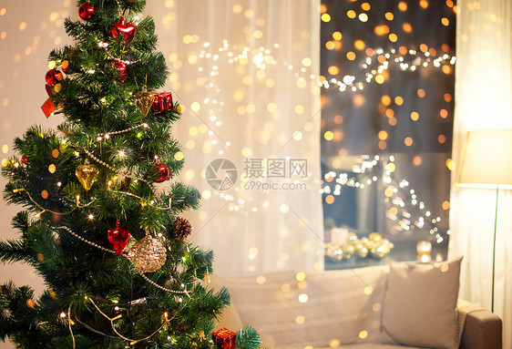 寒假室内装饰诞树,沙发花环家里的窗户上晚上家里关上诞树图片