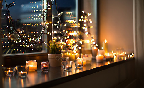 窗台上燃烧的蜡烛图片
