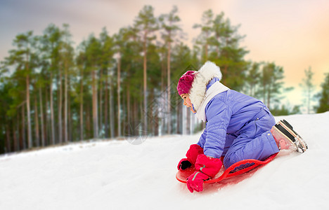 童,雪橇季节的快乐的小女孩滑下山雪碟雪橇户外冬天的森林背景冬天,女孩雪碟雪橇上滑下来图片