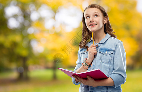 教育,学校,灵感人的十几岁的学生女孩穿着牛仔夹克,日记笔记本铅笔思考秋季公园的背景带日记笔记本的十几岁学生女孩图片