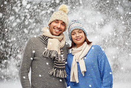 人们,诞节冬天的衣服幸福的夫妇穿着针帽子围巾雪的背景快乐的穿着冬天的衣服雪地上图片