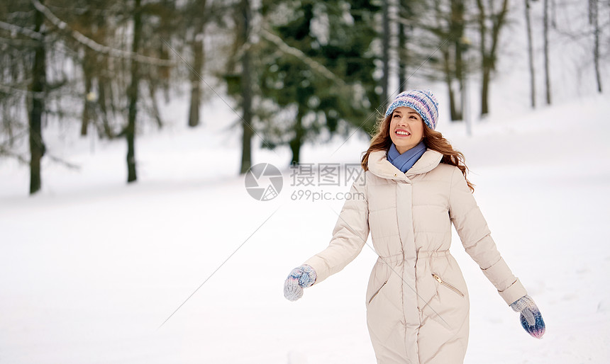 人,季节休闲的快乐的微笑女人户外的冬季森林冬天森林里户外快乐微笑的女人图片