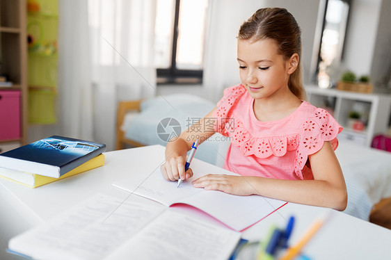 孩子,教育学理念学生女孩带着书家里写笔记本学生女孩带着书家里写笔记本图片