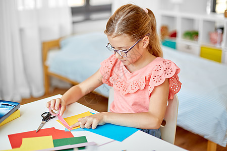 童,创造力爱好创意女孩制作贺卡粘贴图案胶带彩色纸家里创意女孩家制作贺卡背景图片
