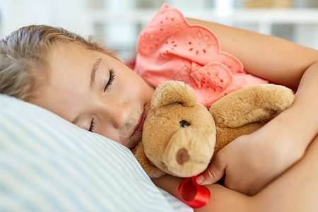 人,童休息的小女孩白天睡泰迪熊玩具她的房间家里小女孩家泰迪熊玩具睡觉图片