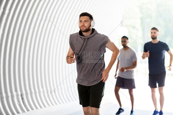 健身,运动健康的生活方式轻人男朋友带着耳机户外跑步带着耳机户外跑步的男朋友图片