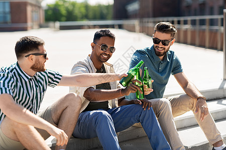 休闲,男友谊人的快乐的男人朋友街上品尝喝啤酒夏天快乐的男朋友街上喝啤酒图片