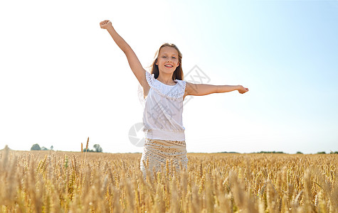 自然,收获自由的快乐的轻女孩伸出手谷物田夏天快乐微笑的轻女孩谷物场夏天图片