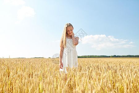 大自然,收获人们的微笑的轻女孩谷物田夏天夏天谷物地里微笑的轻女孩图片