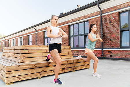 健身,运动健康的生活方式轻妇女女朋友单腿蹲户外妇女训练单腿蹲图片