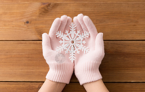 冬天诞节雪花落粉色手套上图片