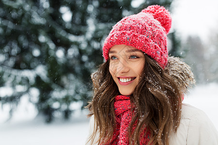 冬季雪地里的美女图片