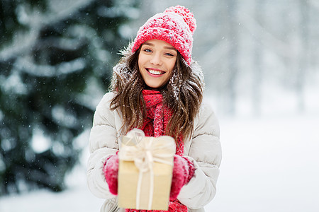 雪地里着诞礼物的女图片