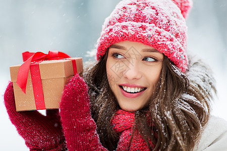 冬季快乐的轻女人冬天送诞礼物图片