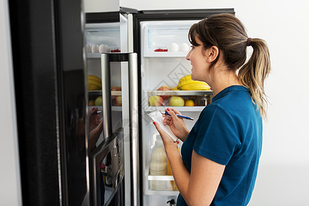 女人冰箱里记录缺什么食材图片