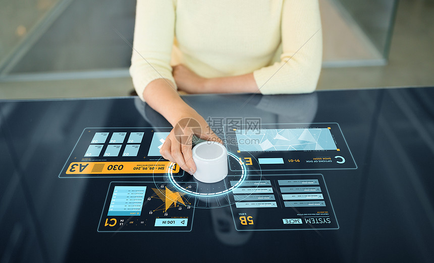 技术人的妇女用控制旋钮互动板与虚拟数据全息图妇女与控制旋钮互动板图片