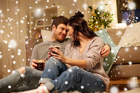 潮格,诞节人们的幸福的夫妇喝咖啡家吃雪快乐的夫妇家喝咖啡吃饭图片