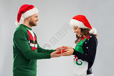 诞节礼物的情侣图片