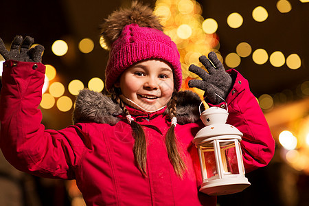 节日,童人的快乐的小女孩诞市场冬季晚上诞节快乐的小女孩灯笼市场图片