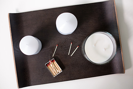 装饰,舒适的白色香味蜡烛火柴托盘桌子上桌上托盘上的香味蜡烛火柴图片