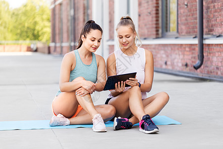 健身,运动健康的生活方式微笑的轻妇女女朋友与平板电脑屋顶感的女人朋友与平板电脑屋顶图片