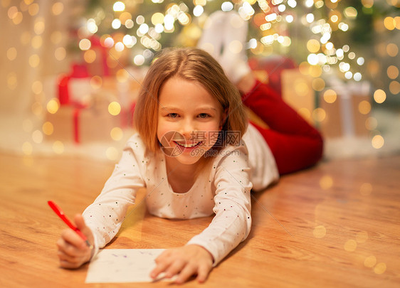 诞节,假期童的微笑的女孩写愿望清单信给诞老人家里微笑的女孩家里写诞愿望清单图片