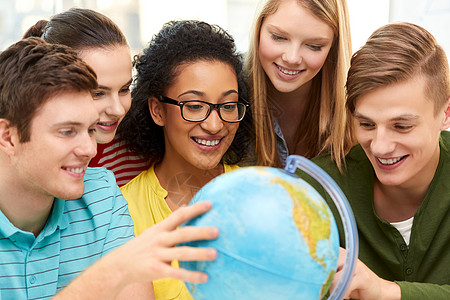 教育,旅游地理快乐的高中生朋友看地球快乐的高中生看着地球仪图片