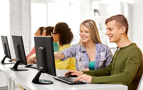 教育技术学理念群快乐的国际高中生计算机的同学计算机快乐的高中生图片
