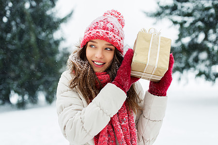 诞节,假日人们的快乐的十几岁的女孩轻的女人与礼品盒户外冬季公园快乐的轻女人冬天送诞礼物图片