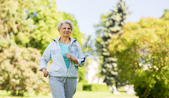 健身,运动健康的生活方式老妇女沿着夏季公园跑步高级女人沿着夏天的公园跑图片