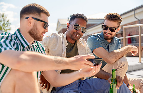 休闲,技术人的快乐的男朋友与智能手机喝啤酒街上交谈夏天智能手机的男人街上喝啤酒图片